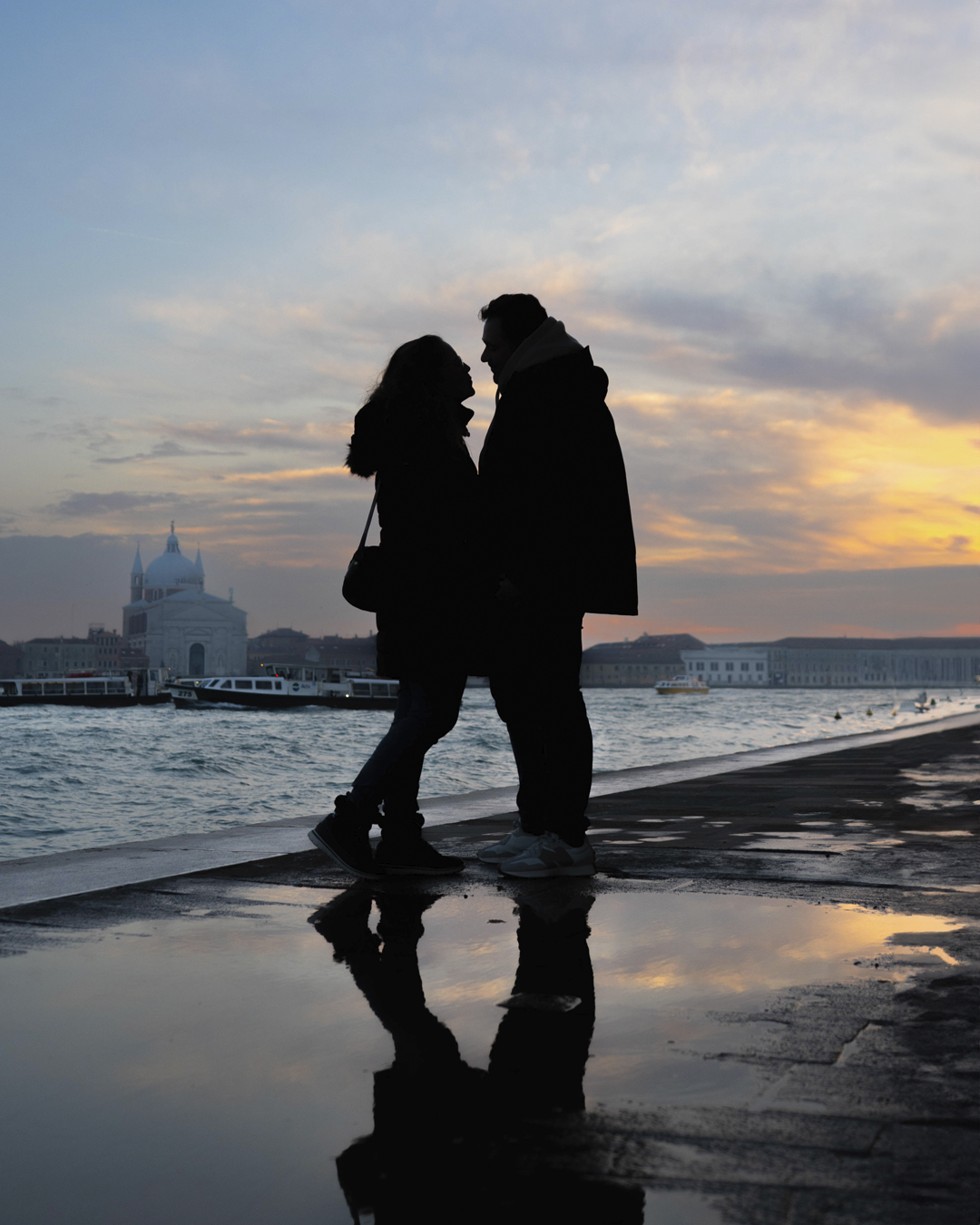 Silueta de pareja al atardecer