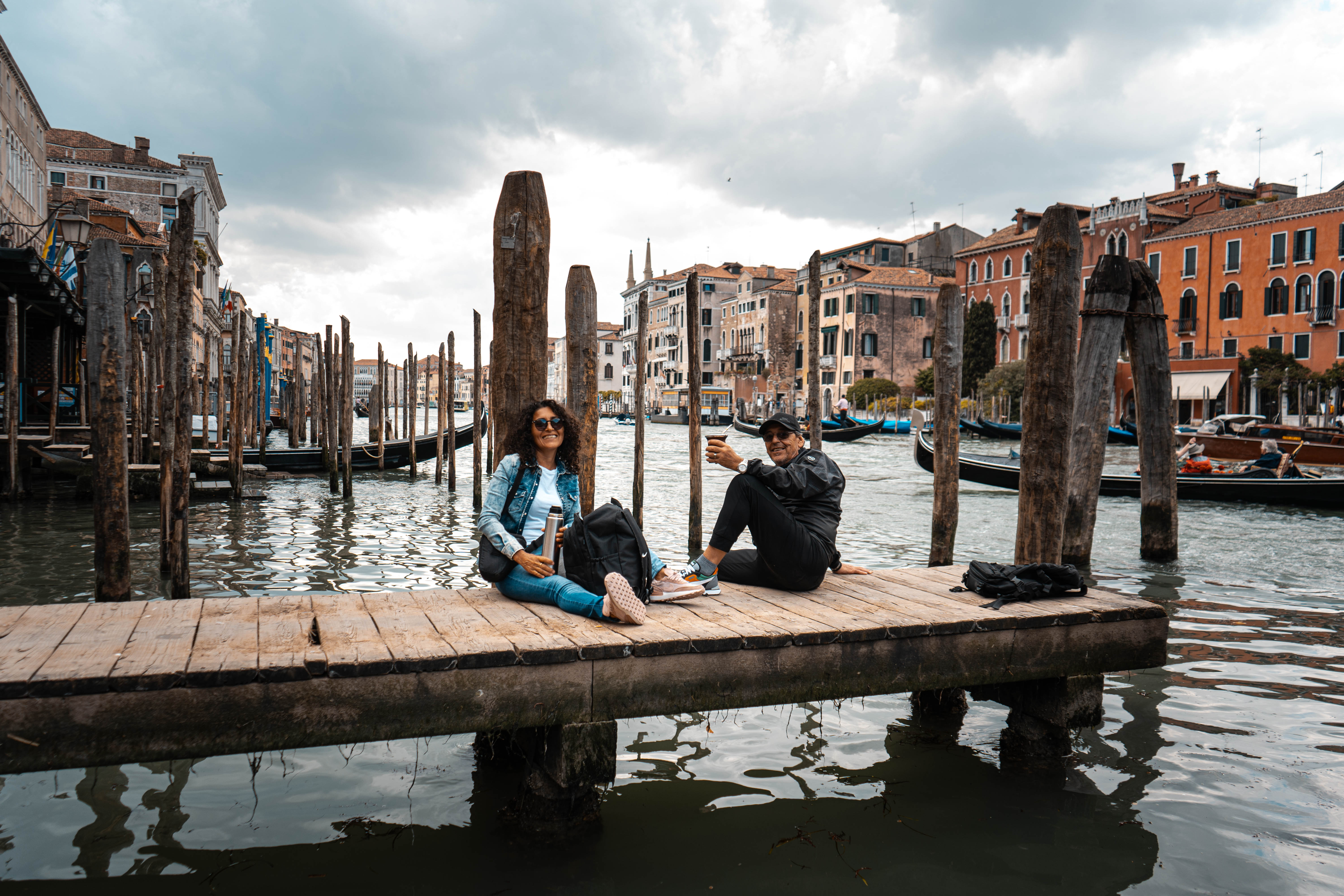 Pareja sentada en el muelle del Gran Canal