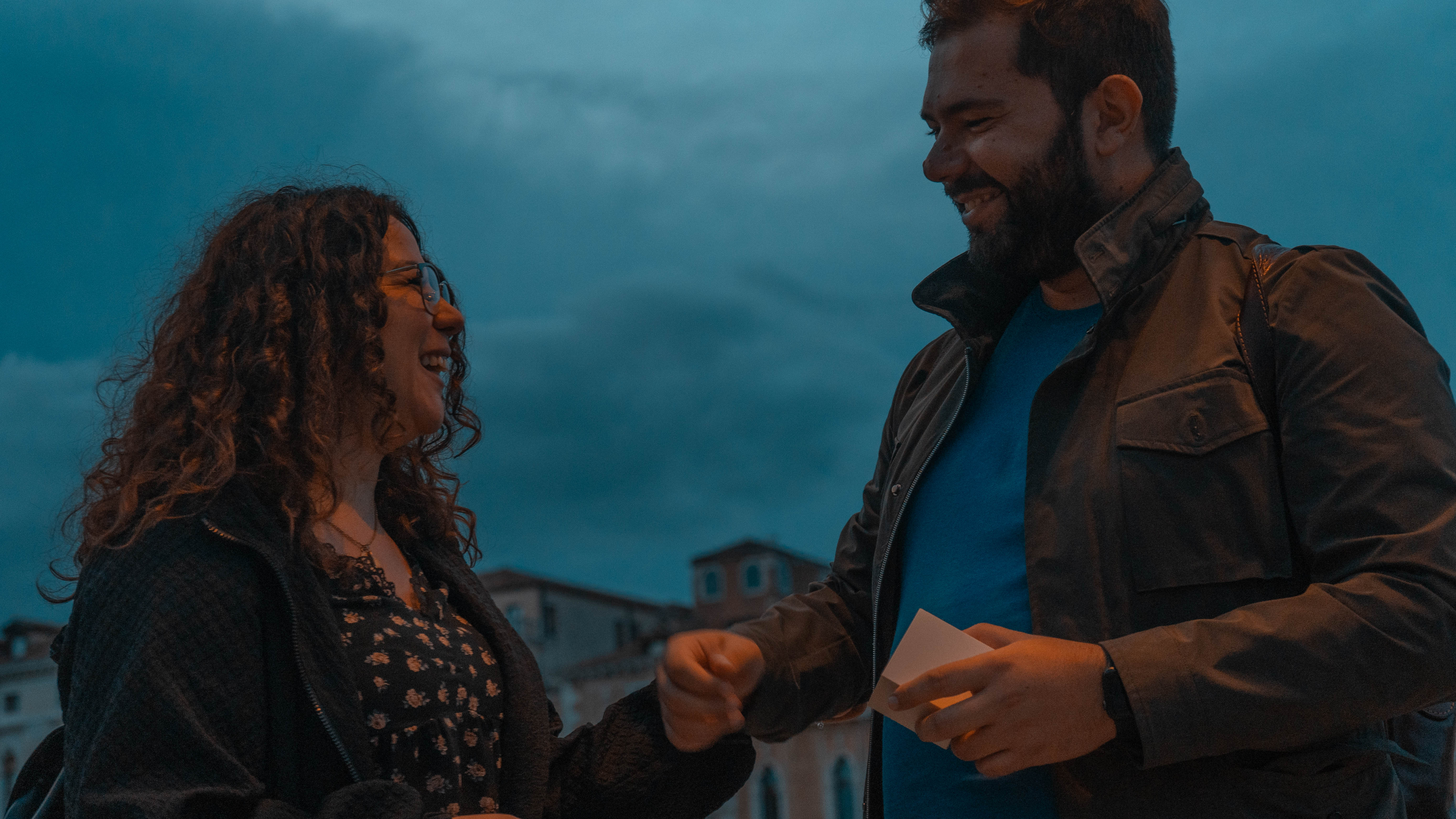 Pareja riendo al anochecer